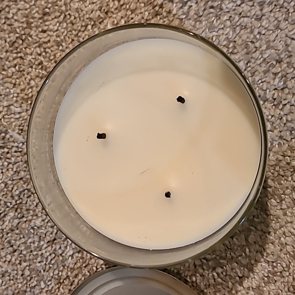 VANILLA SNOWFLAKE 3 Wick Canfle Bath And Body Works - Picture 2 of 5